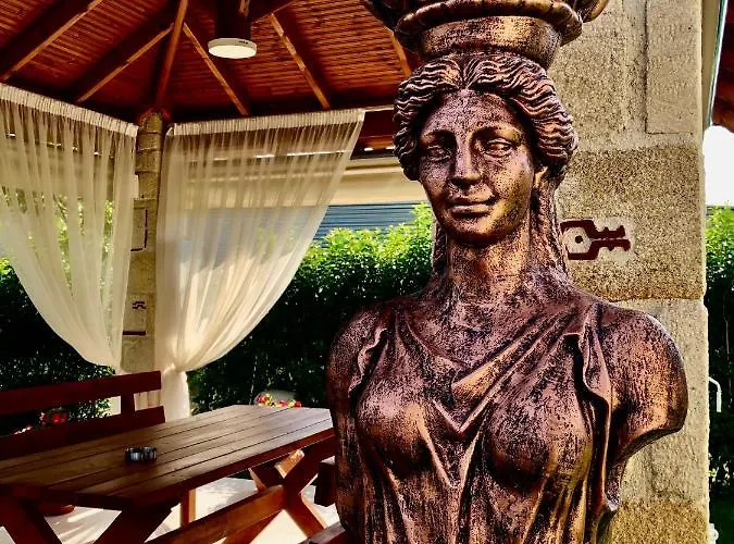 Caryatis Ntoridis & In Appartement